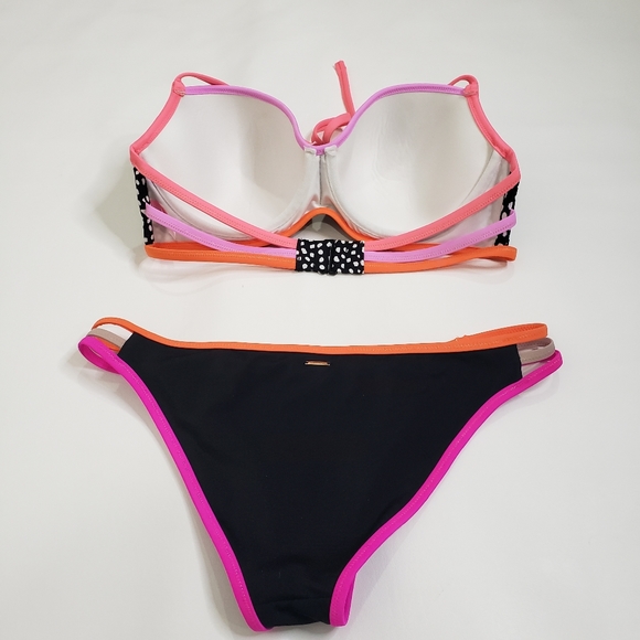 Victoria's Secret The Getaway HalterBikini - Picture 2 of 9